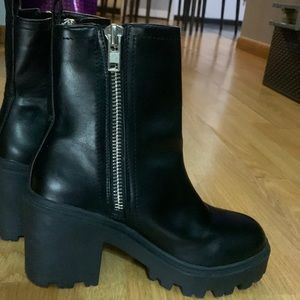 Urban Outfitters Black Zip-up Chunky Heeled Boot - Size 7- Retail $89